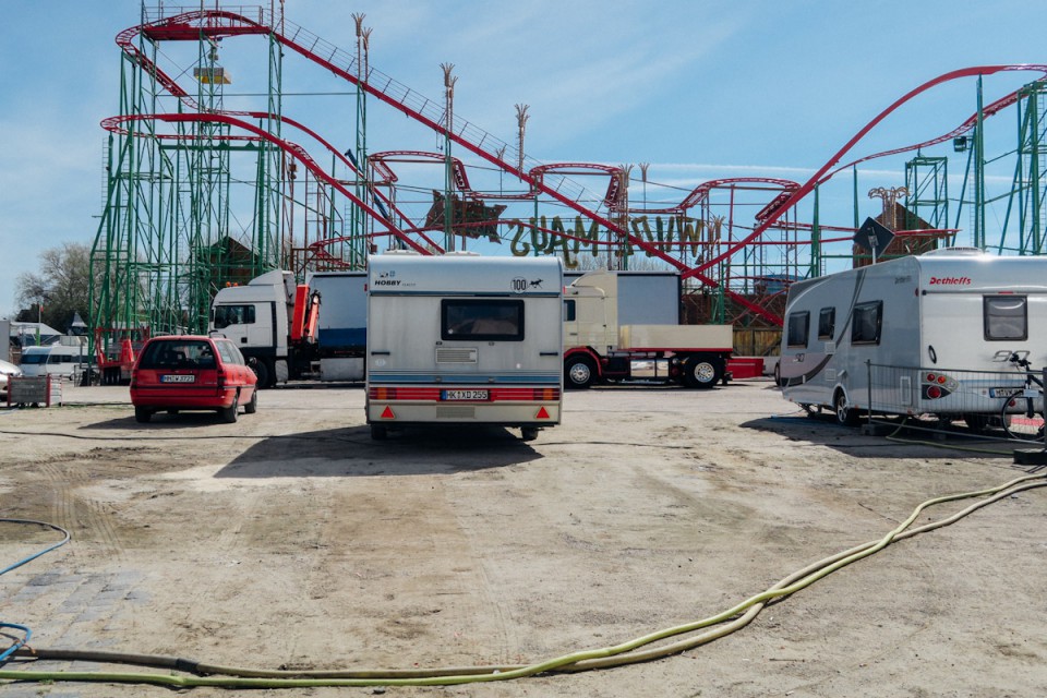 Kirmes Abbau Wohnwagen Achterbahn