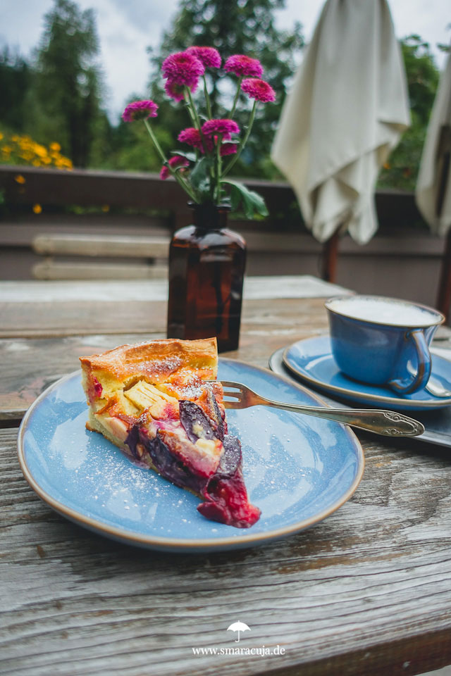 Kaffeepause im Waldhäusl Rudolphshöhe hoch über Bad Gastein im Salzburger Land Österreich